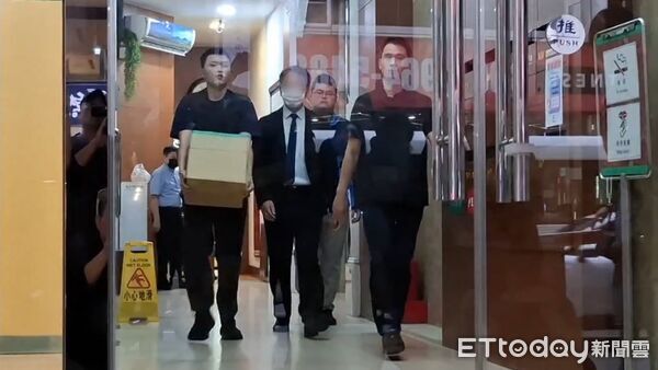 ▲光澤診所爆針孔偷拍,2分店經理遭帶回。(圖/記者陸運陞攝,下同)