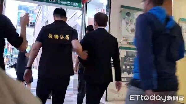 ▲光澤診所爆針孔偷拍,2分店經理遭帶回。(圖/記者陸運陞攝,下同)