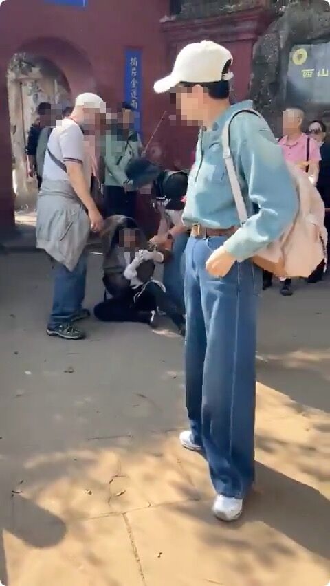 ▲▼台灣人遊浙江普陀山,傳出遭2名中國女遊客毆打。(圖/翻攝X/@dabowagaga)