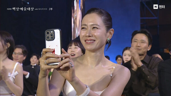 ▲孫藝真台下狂拍。(圖/翻攝自NAVER)