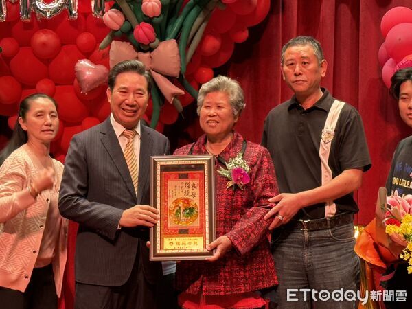 ▲▼金門縣政府舉辦115年度模範母親表揚活動,一共表揚17位模範母親。(圖/民眾提供)