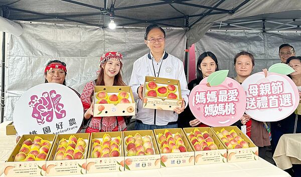 ▲桃園市長張善政今天下午出席在台茂購物中心戶外廣場舉辦的「媽媽樂桃桃-粉紅市集」活動,大力推廣復興區媽媽桃。(圖/市府農業局提供)