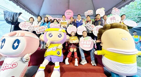 ▲桃園市長張善政今天下午與市府農業局、市農會與復興區農會人員共同推廣復興區媽媽桃。(圖/市府農業局提供)
