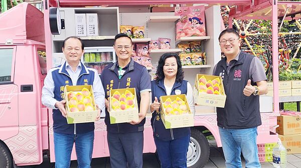▲桃園市府農業局、市農會與復興區農會人員共同推廣復興區媽媽桃。(圖/市府農業局提供)