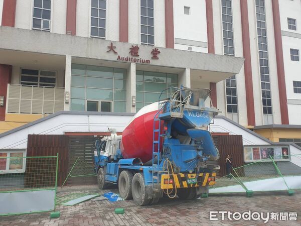 ▲▼ 水泥車撞世新大學禮堂 。(圖/記者邱中岳翻攝)