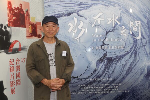 ▲公視《水‧不水之間》提供(左起)公視董事長胡元輝、《水‧不水之間》配樂許景淳、導演柯金源、公視總經理徐秋華、《水‧不水之間》聲音設計周震、《我們的島》製作人于立平。(圖/公視提供)