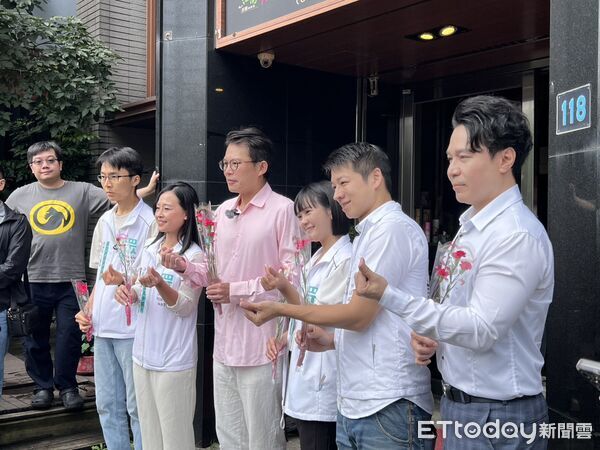 ▲黃國昌(粉紅上衣者)10日率民眾黨議員參選人參加母親節特別活動。(圖/記者蘇靖宸攝)