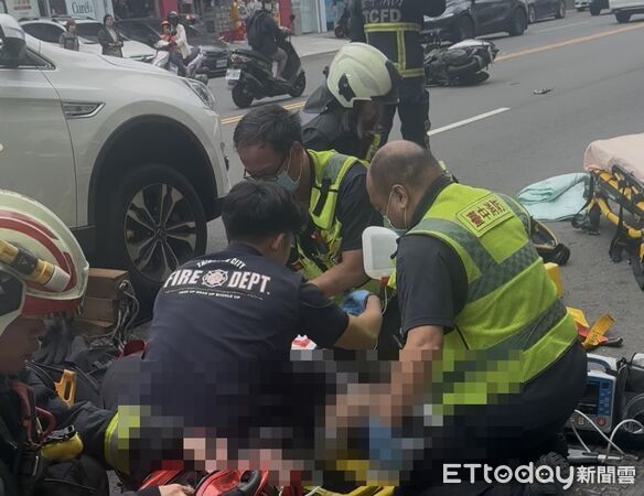 ▲▼ 台中太平區發生嚴重車禍,1名騎士命危搶救中。(圖/民眾提供,下同)