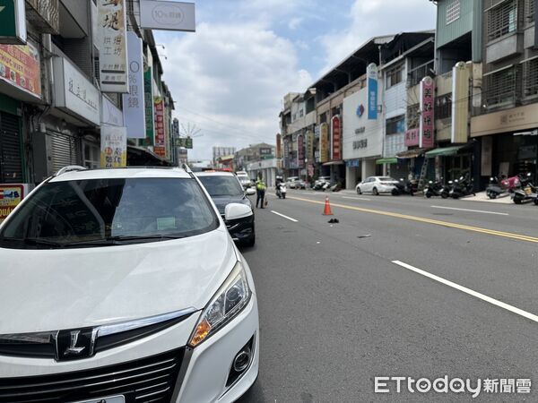 ▲▼ 台中太平區發生嚴重車禍,1名騎士命危搶救中。(圖/記者許權毅攝,下同)