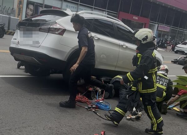 ▲▼ 台中太平區發生嚴重車禍,1名騎士命危搶救中。(圖/記者許權毅攝,下同)