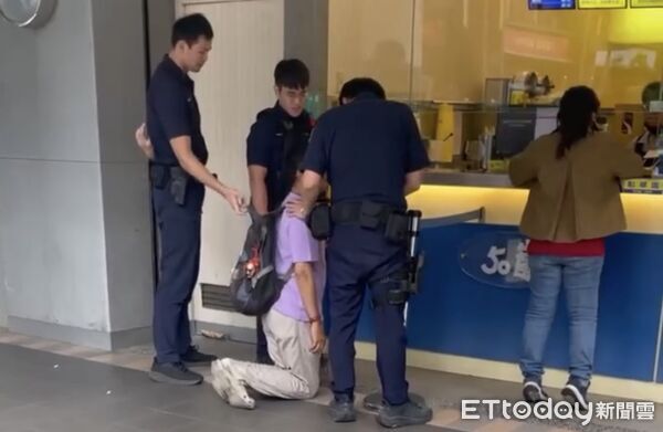 ▲▼男子突然在飲料店櫃檯前下跪,警方獲報到場勸說。(圖/翻攝Threads /liang.chao.wei.1)