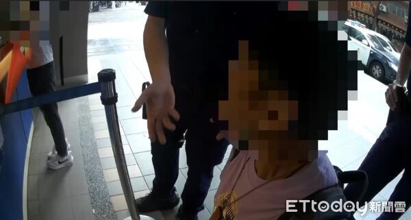 ▲▼男子突然在飲料店櫃檯前下跪,警方獲報到場勸說。(圖/翻攝Threads /liang.chao.wei.1)