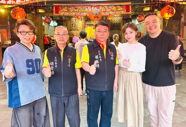 ▲「板橋慈惠宮媽祖聖誕遶境活動」(左起)廖伯斯、接雲寺「胡崇浩主委」、板橋慈惠宮「賴春穆主委」、王瞳、林道遠。(圖/民視提供)