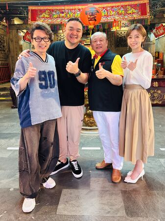 ▲「板橋慈惠宮媽祖聖誕遶境活動」(左起)廖伯斯、接雲寺「胡崇浩主委」、板橋慈惠宮「賴春穆主委」、王瞳、林道遠。(圖/民視提供)
