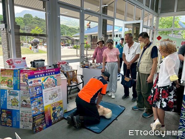 ▲南化消防分隊結合南化遊客中心辦理母親節康乃馨手作活動,向民眾宣導居家防火與防災安全觀念。(記者林東良翻攝,下同)
