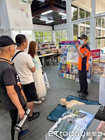 ▲南化消防分隊結合南化遊客中心辦理母親節康乃馨手作活動,向民眾宣導居家防火與防災安全觀念。(記者林東良翻攝,下同)