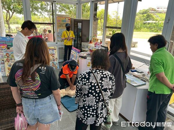 ▲南化消防分隊結合南化遊客中心辦理母親節康乃馨手作活動,向民眾宣導居家防火與防災安全觀念。(記者林東良翻攝,下同)