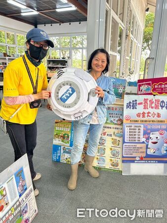 ▲南化消防分隊結合南化遊客中心辦理母親節康乃馨手作活動,向民眾宣導居家防火與防災安全觀念。(記者林東良翻攝,下同)