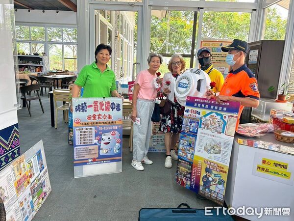 ▲南化消防分隊結合南化遊客中心辦理母親節康乃馨手作活動,向民眾宣導居家防火與防災安全觀念。(記者林東良翻攝,下同)