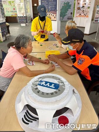 ▲南化消防分隊結合南化遊客中心辦理母親節康乃馨手作活動,向民眾宣導居家防火與防災安全觀念。(記者林東良翻攝,下同)
