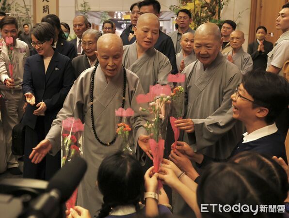 ▲▼慈濟成立60週年大會,海內外志工及宗教代表齊聚,見證慈濟慈悲足跡。(圖/慈濟基金會提供,下同)