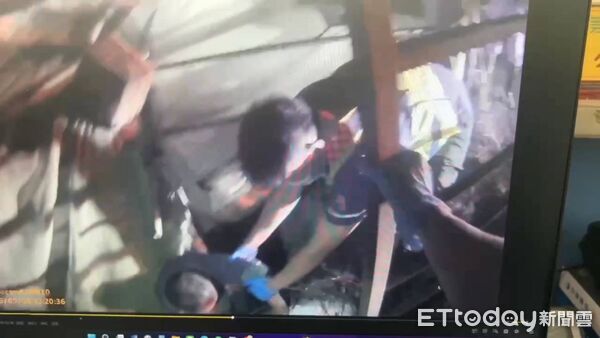 ▲男子夜間跌落邊坡受困,信義分局暖警及時救援助返家。(圖/記者高堂堯翻攝,下同)