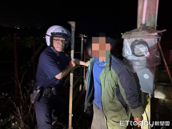 ▲男子夜間跌落邊坡受困,信義警暖心救援助返家。(圖/記者高堂堯翻攝)