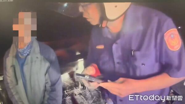 ▲男子夜間跌落邊坡受困,信義警暖心救援助返家。(圖/記者高堂堯翻攝)