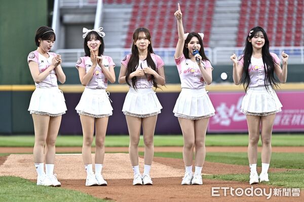 ▲▼ 中職樂天桃猿啦啦隊Rakuten Girls樂天女孩「韓援五本柱」河智媛、禹洙漢、廉世彬、高佳彬與金佳垠開場表演 。(圖/記者李毓康攝)