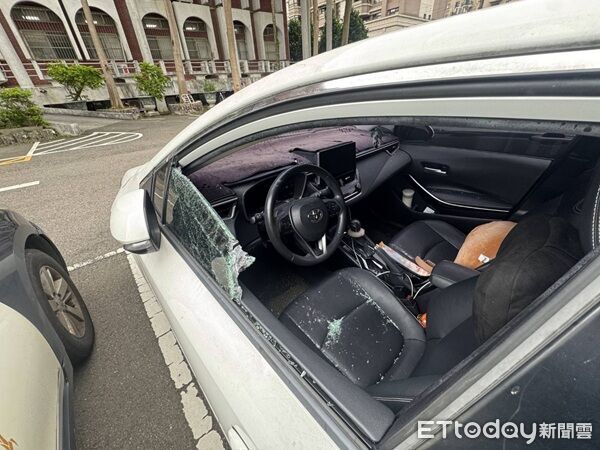 ▲▼被害車輛駕駛座車窗被砸碎,玻璃屑掉落座位上。(圖/平鎮警分局提供)