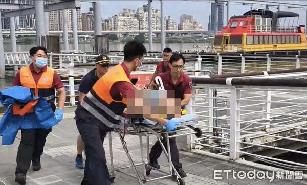 ▲▼大稻埕碼頭落水,警消救起老翁。(圖/記者黃彥傑翻攝)