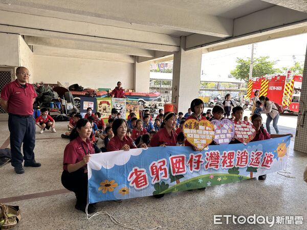 ▲台南市政府消防局第七救災救護大隊灣裡分隊迎來約80名國小學童參訪,透過體驗活動推廣防災觀念。(記者林東良翻攝,下同)