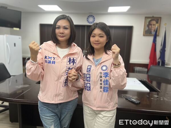 ▲中國國民黨台南市議員參選人李佳蓉,在市議員林燕祝陪同下,前往國民黨台南市黨部完成參選登記。(記者林東良翻攝,下同)