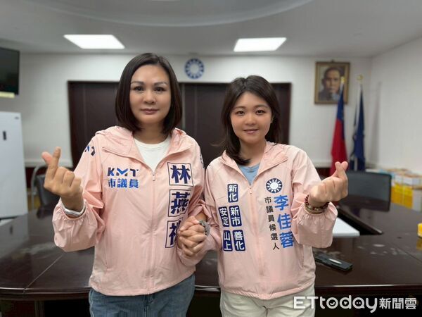 ▲中國國民黨台南市議員參選人李佳蓉,在市議員林燕祝陪同下,前往國民黨台南市黨部完成參選登記。(記者林東良翻攝,下同)