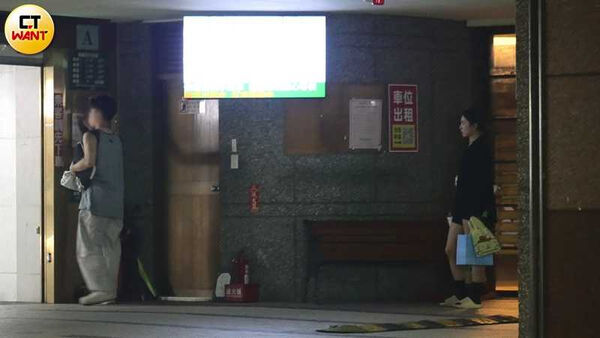 情牽攝影1/直擊!啦啦隊女神少少被溫馨接送 揪男伴返家過夜共處14小時