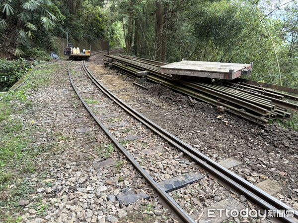 ▲▼阿里山林鐵廠商工作台車昨(12日)發生碰撞事故。(圖/翻攝自農業部林業及自然保育署)