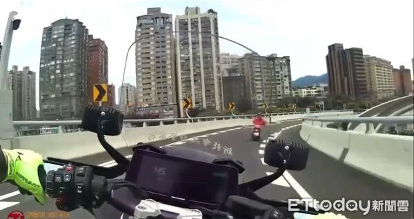 ▲淡江大橋通車首日,警方就取締12件大貨車違規。(圖/記者陸運陞翻攝)