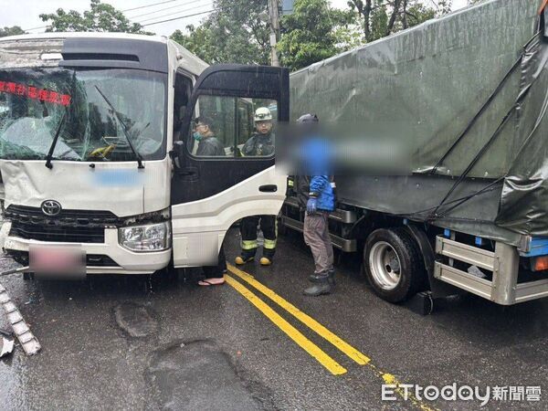 ▲▼ 新店區路口一輛社區巴士與砂石車發生碰撞,8人送醫。(圖/記者陸運陞翻攝,下同)