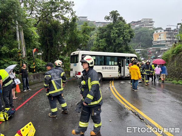 ▲▼ 新店區路口一輛社區巴士與砂石車發生碰撞,8人送醫。(圖/記者陸運陞翻攝,下同)