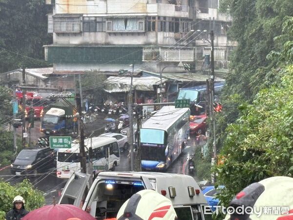 ▲▼ 新店區路口一輛社區巴士與砂石車發生碰撞,8人送醫。(圖/記者陸運陞翻攝,下同)