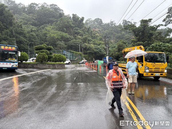 ▲▼ 新店區路口一輛社區巴士與砂石車發生碰撞,8人送醫。(圖/記者陸運陞翻攝,下同)