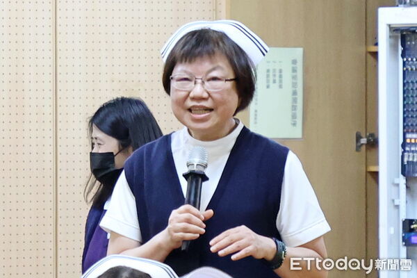 ▲花蓮慈院舉辦「護理臨床查詢更即時:DynaMed LINE 聊天機器人」課程,分享如何讓護理師巡房時「一指」掌握正確醫療資訊。(圖/慈濟醫學中心提供,下同)