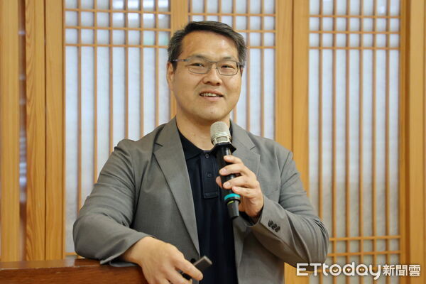 ▲花蓮慈院舉辦「護理臨床查詢更即時:DynaMed LINE 聊天機器人」課程,分享如何讓護理師巡房時「一指」掌握正確醫療資訊。(圖/慈濟醫學中心提供,下同)
