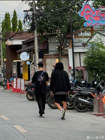 ▲▼昆凌接陸綜《中餐廳10》!周杰倫現身泰國清邁「陪妻錄影」。(圖/翻攝自微博)