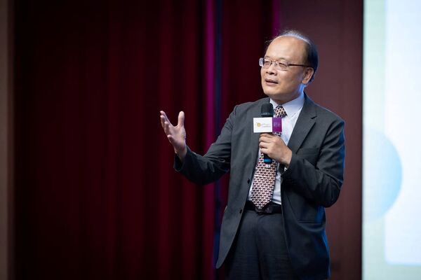 ▲「2026家庭韌性與社會情緒教育論壇」開幕正式啟動「家庭韌性行動聯盟」,產官學研社各界代表超過33個組織團體與社會影響者跨界合作,攜手推動家庭韌性與家校共育。(圖/任林教育基金會提供)