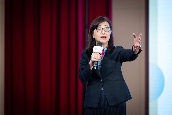 ▲「2026家庭韌性與社會情緒教育論壇」開幕正式啟動「家庭韌性行動聯盟」,產官學研社各界代表超過33個組織團體與社會影響者跨界合作,攜手推動家庭韌性與家校共育。(圖/任林教育基金會提供)