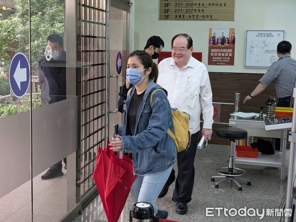 ▲▼ 國民黨文傳會主委尹乃菁日前指控,國民黨副主席兼秘書長李乾龍座車遭裝追蹤器,14日兩人到新北地檢署說明。(圖/記者黃哲民翻攝)