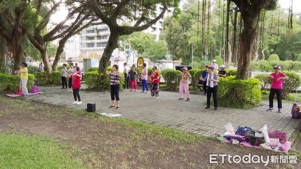 ▲▼老人,銀髮族,公園運動。(圖/記者姜國輝攝)