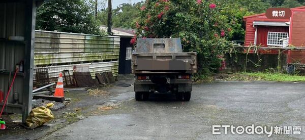 ▲花蓮62歲男子以肉身阻擋滑行貨車,被夾在車頭與房屋牆壁間。(圖/民眾提供,下同)