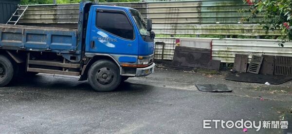 ▲花蓮62歲男子以肉身阻擋滑行貨車,被夾在車頭與房屋牆壁間。(圖/民眾提供,下同)